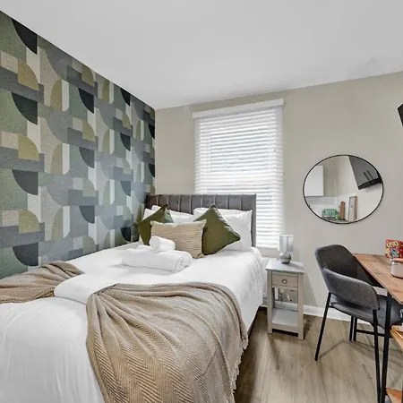 Green Reverie: Stylish Studio Escape London Exterior photo