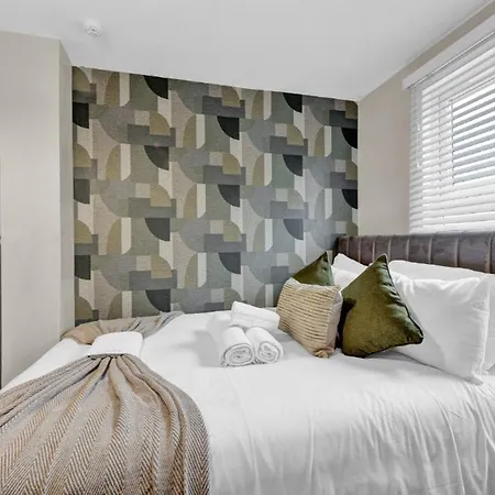 Green Reverie: Stylish Studio Escape London Exterior photo