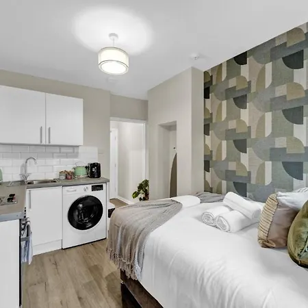 Green Reverie: Stylish Studio Escape London Exterior photo