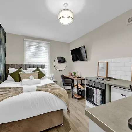 Green Reverie: Stylish Studio Escape London Exterior photo